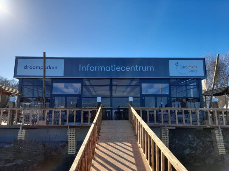 Informatiecentrum van EuroParcs Droomparken in een Manhattan-tent aan het water