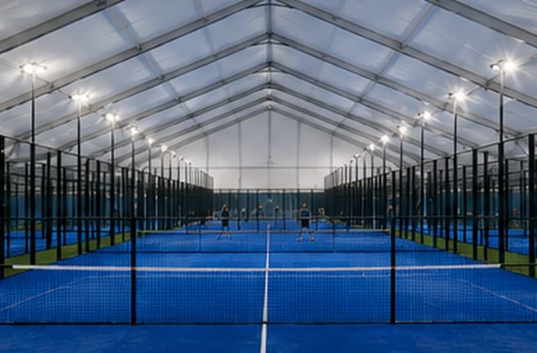 Lege padelhal met A-frame dak zonder tussenstijlen