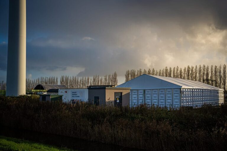 Tenthal met harde wanden als winterbescherming van een transformator bij een windturbine